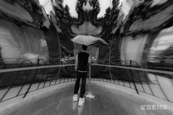 高清摄影 黑色外套和长裤的女人手持雨伞的黑白照片