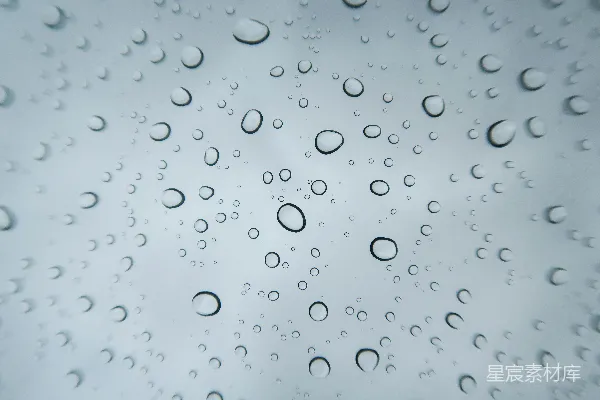 高清摄影 背景是蓝天的一滴水珠落在窗户上
