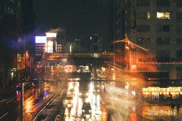 高清摄影 夜幕下的模糊城市街道，车灯拖尾