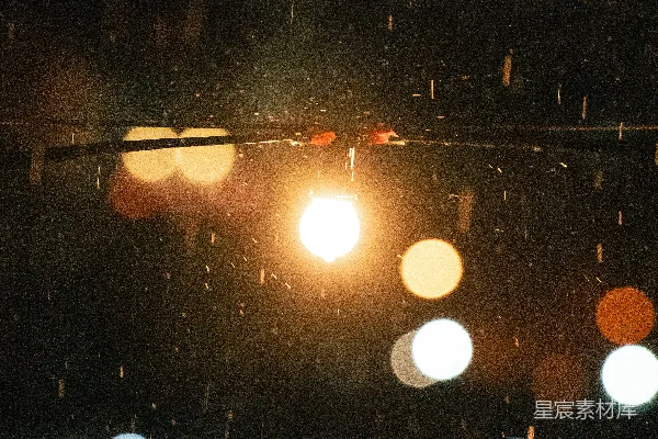 高清摄影 雨中杆上的路灯