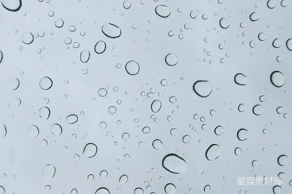 高清摄影 背景是蓝天的窗户上滴落着雨drops
