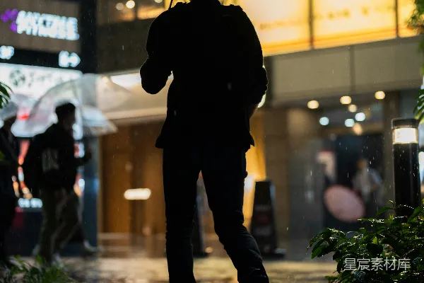 高清摄影 街上一个人撑着伞走路