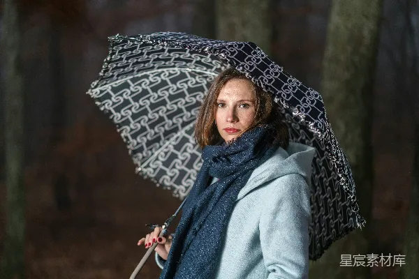 高清摄影 手持黑色雨伞的女人