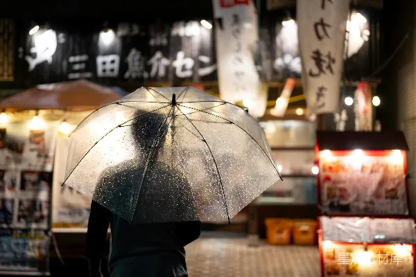 高清摄影 一个女人走在街上拿着一把伞