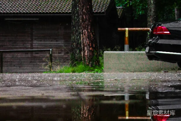 高清摄影 黑色轿车停在棕色木屋旁边