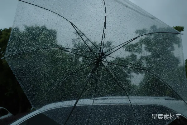 高清摄影 一把雨伞摆在一辆车的上方。