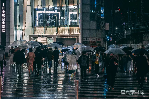 高清摄影 雨中行人走在带有伞的 sidewalks 上