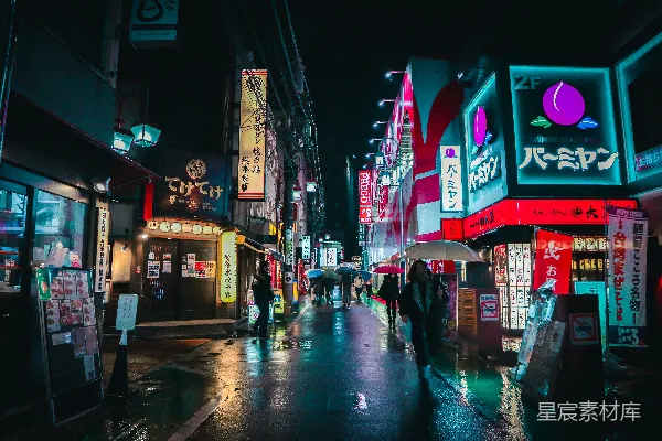 高清摄影 一群人在夜晚走在街道上