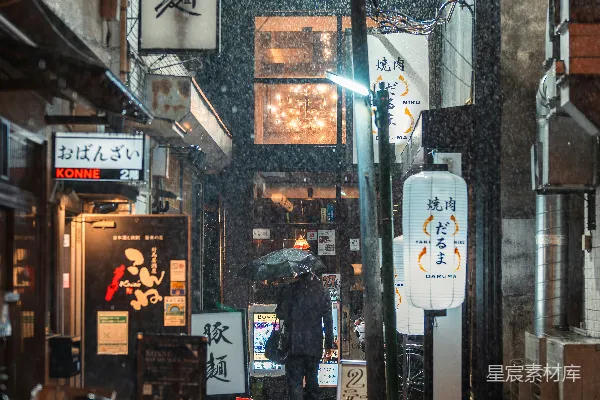 高清摄影 一个男子走在街上拿着雨伞
