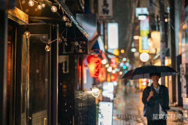高清摄影 一个男人和一个女人在雨中撑伞站立。