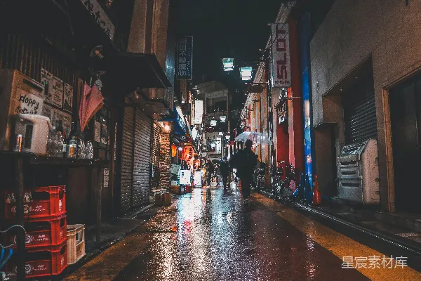 高清摄影 几个行人走在湿漉漉的街道上