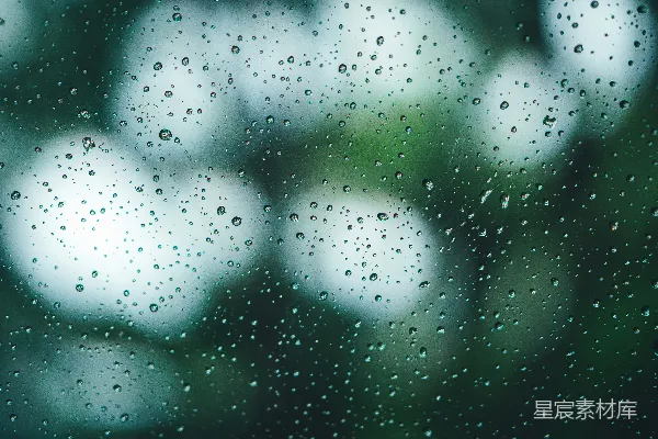 高清摄影 雨滴窗玻璃上的背景模糊成绿色