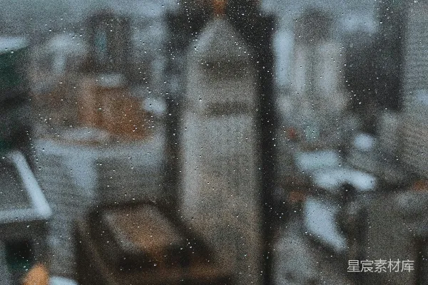 高清摄影 窗前滴落的雨滴，城市在背后。
