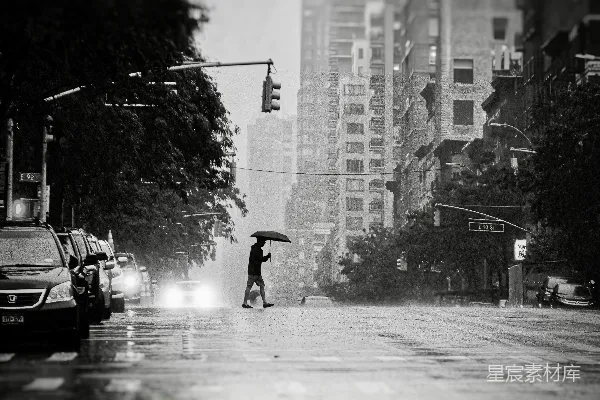 高清摄影 手持雨伞的人正在过马路