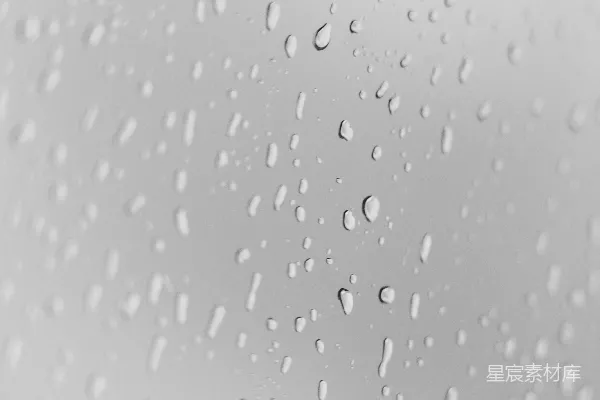 高清摄影 云天里窗户上的雨滴