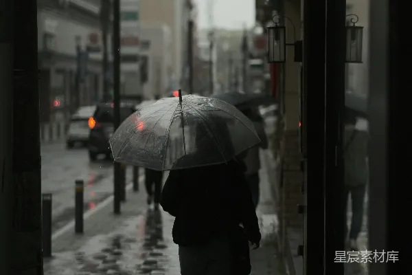 高清摄影 雨中城市街道上撑着伞行走。