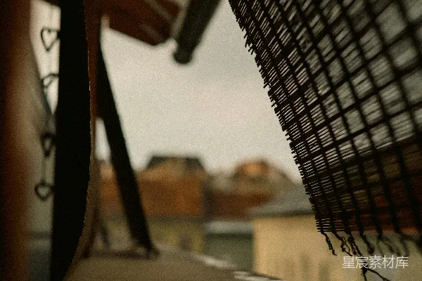 高清摄影 背景中有座建筑的凳子特写