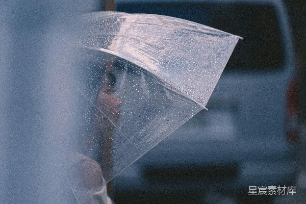 高清摄影 雨中撑伞的女子