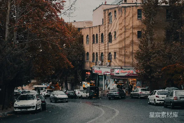 高清摄影 一条有汽车和建筑物两侧的道路