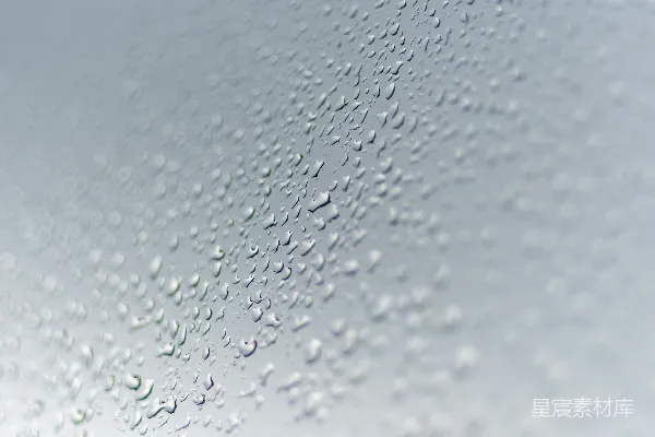 高清摄影 窗玻璃上滚动的雨滴，背景模糊。