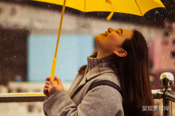 高清摄影 穿灰色夹克的女人手持黄色雨伞