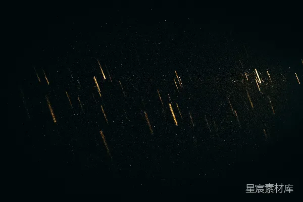 高清摄影 雨滴在黑暗中闪烁。