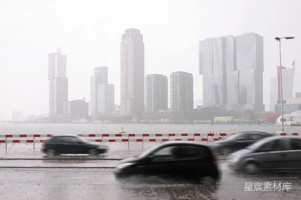 高清摄影 一群汽车在湿滑的路面上行驶