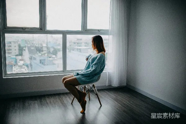 高清摄影 坐在棕色椅子上的女人靠近玻璃窗旁。