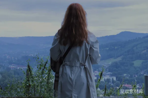 高清摄影 一件风衣女人眺望山谷中的景色