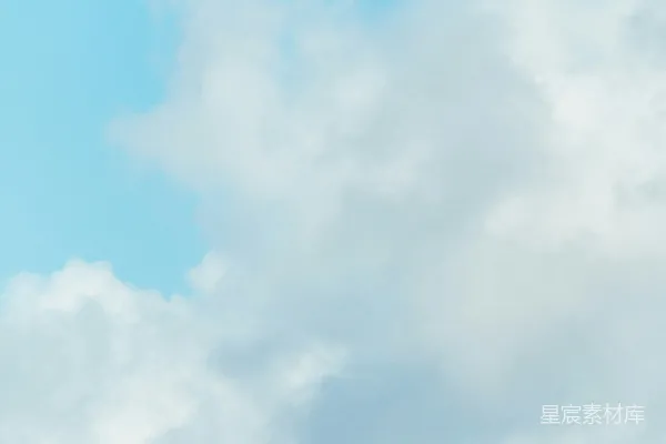 高清摄影 一架飞机在云层中穿越蔚蓝的天空