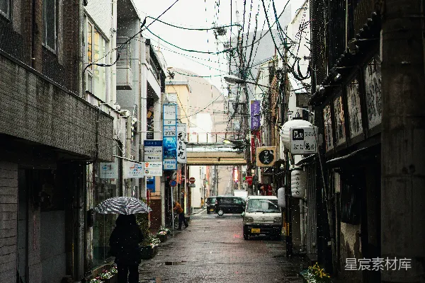高清摄影 街上一个人撑着伞行走