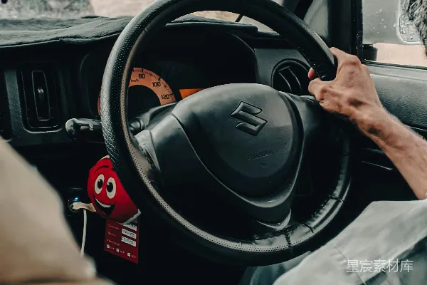 高清摄影 一个男人在雨中开车