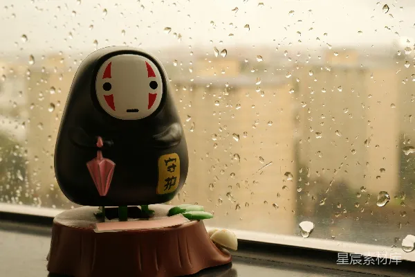高清摄影 一个小型玩具摆放在窗台上。