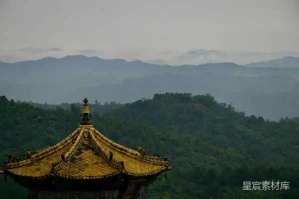 高清摄影 金色的佛塔背景是朦胧的绿色山脉。