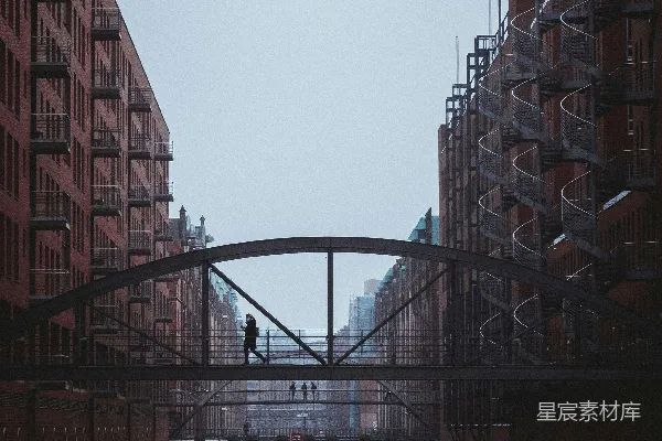 高清摄影 桥上行走的人