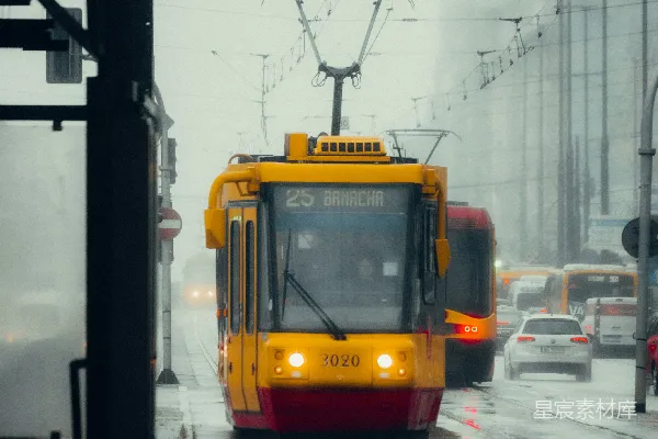 高清摄影 雨天轨道上的火车