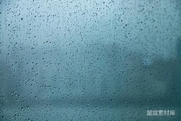 高清摄影 窗户上的近距离特写，上面有雨滴。