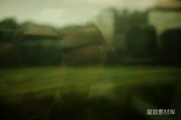 高清摄影 窗户玻璃上一个模糊的人影反映
