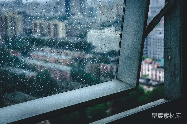 高清摄影 窗前滴落的雨珠俯瞰着一片模糊的城市景观。