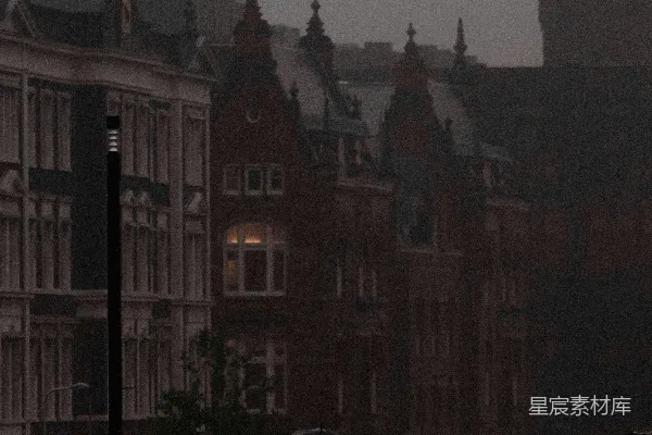 高清摄影 拿着雨伞走路的人