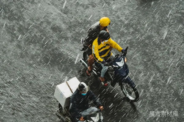 高清摄影 一群人在雨中骑摩托车。