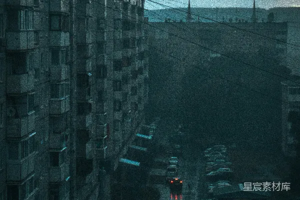高清摄影 白天汽车停放在建筑物前