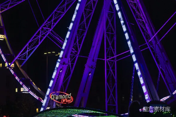高清摄影 夜晚巨大的 Ferris 轮明亮地亮着。