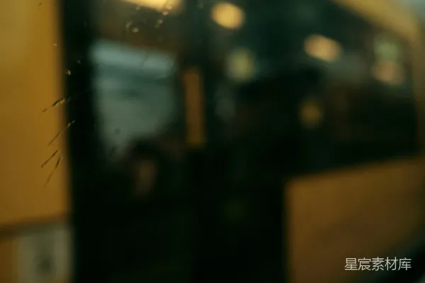 高清摄影 一幅模糊的照片中的火车门开着