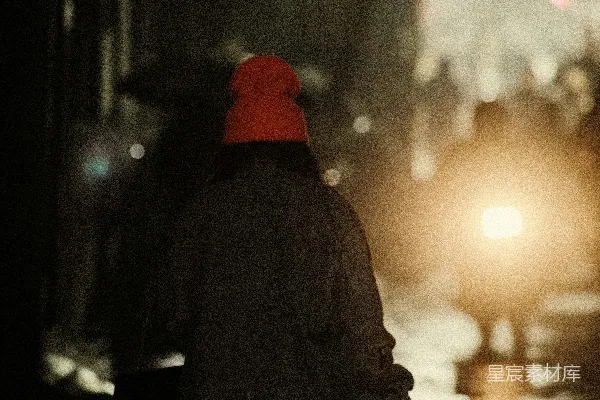 高清摄影 街上一个人手持雨伞行走