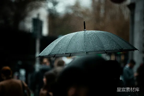 高清摄影 街边一把遮雨伞为人们挡雨的场景