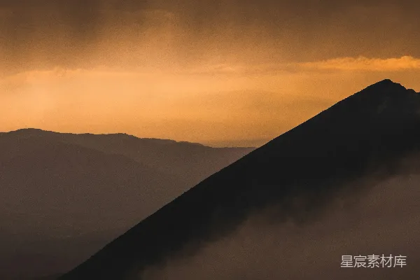 高清摄影 夕阳下的山影