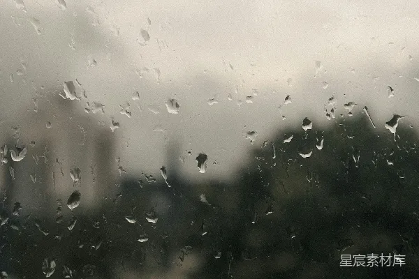 高清摄影 窗前滴水，模糊的树木和建筑。