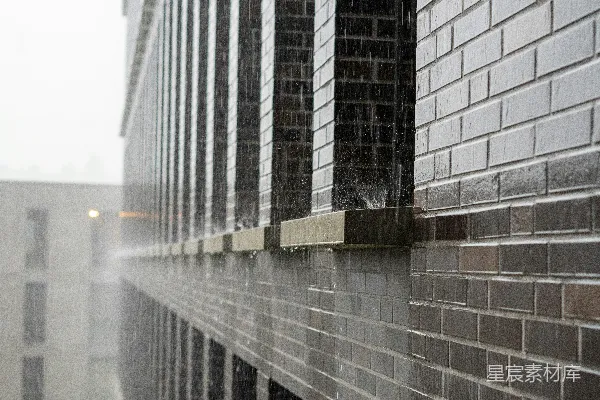 高清摄影 雨倾盆而下，落在一幢砖砌建筑上。