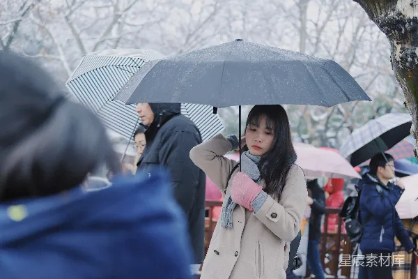 高清摄影 穿着浅色风衣的女人撑着伞